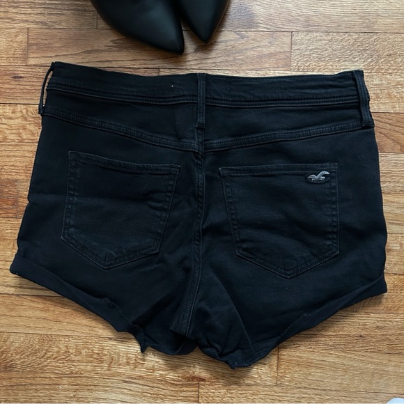 HOLLISTER | High Rise Short Shorts 2" Inseam Color: Black Size: 11/ 30w - Picture 2 of 4